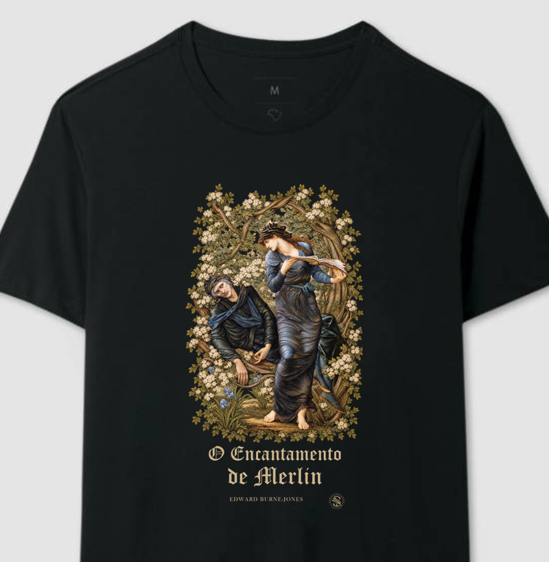 Camiseta escura O Encantamento de Merlin — Edward Burne-Jones, apresentada inteira sobre fundo claro.